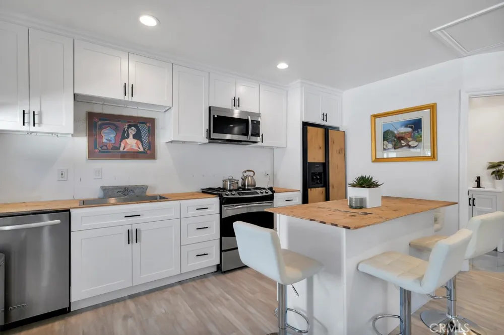 6954 Woodlake Avenue West Hills, CA 91307