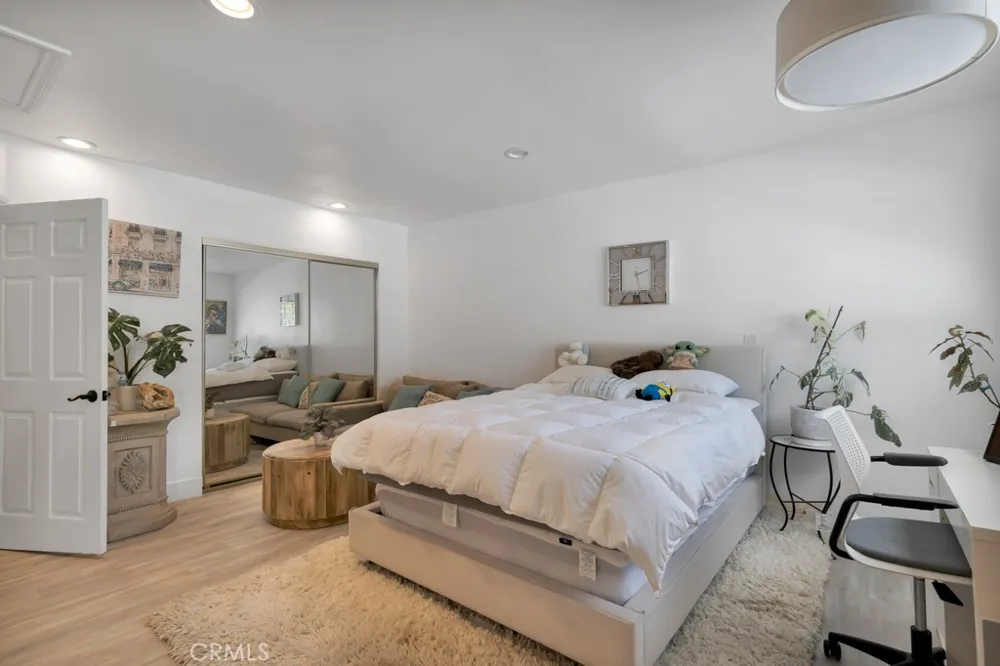 6954 Woodlake Avenue West Hills, CA 91307
