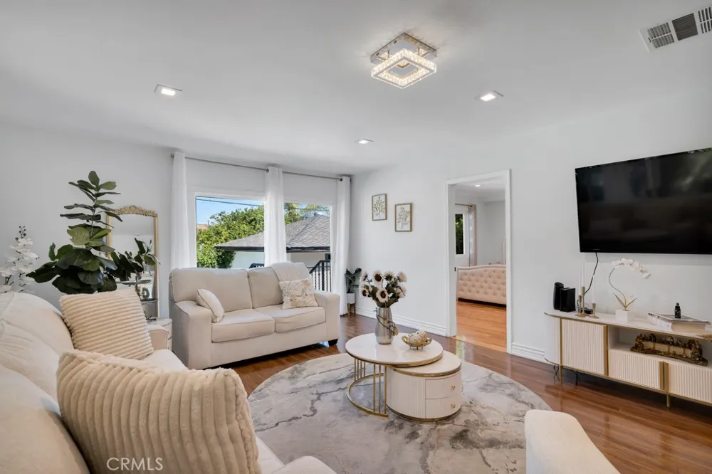 6954 Woodlake Avenue West Hills, CA 91307