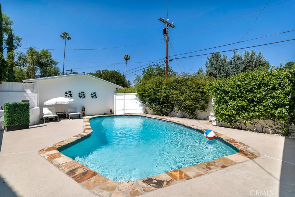 6954 Woodlake Avenue West Hills, CA 91307