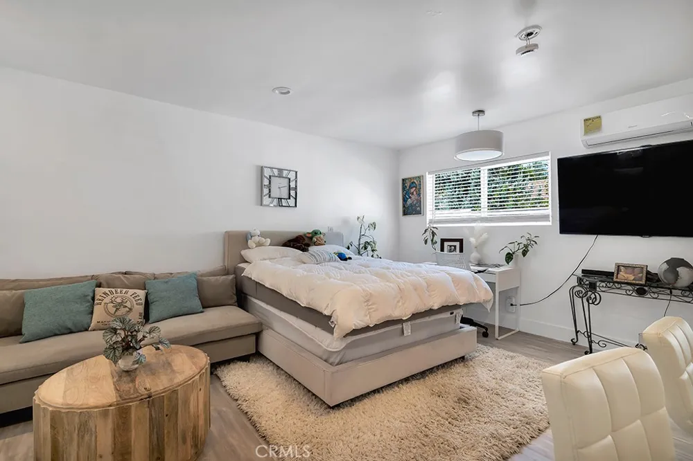 6954 Woodlake Avenue West Hills, CA 91307