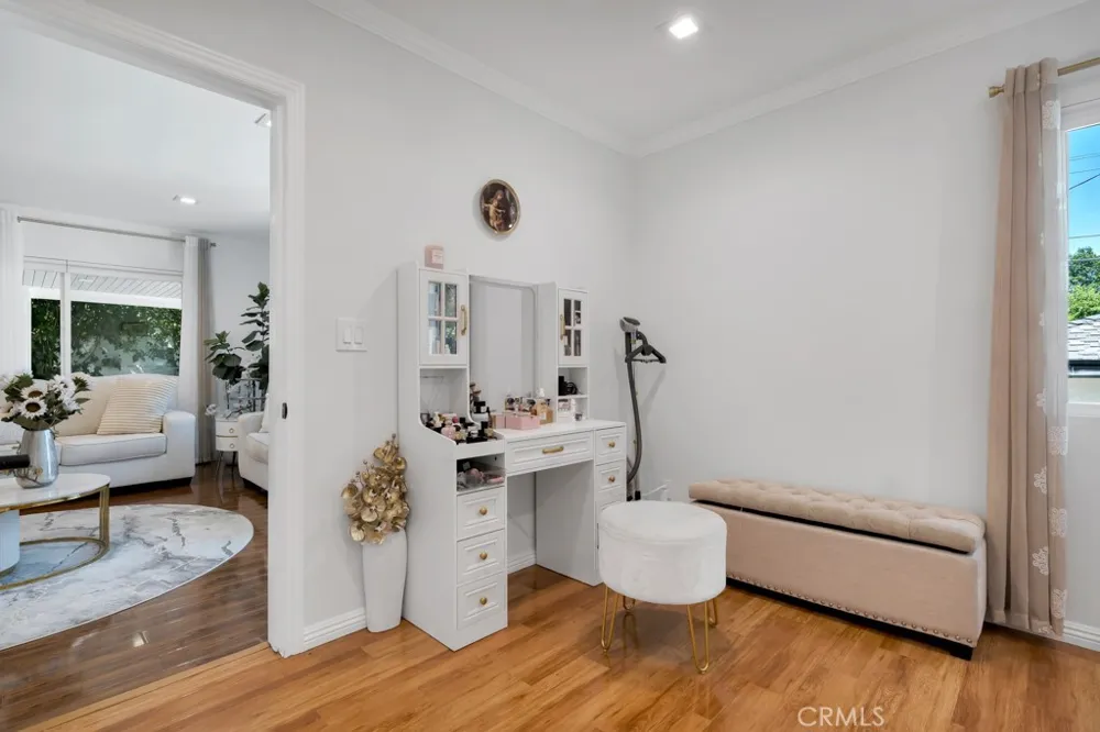 6954 Woodlake Avenue West Hills, CA 91307