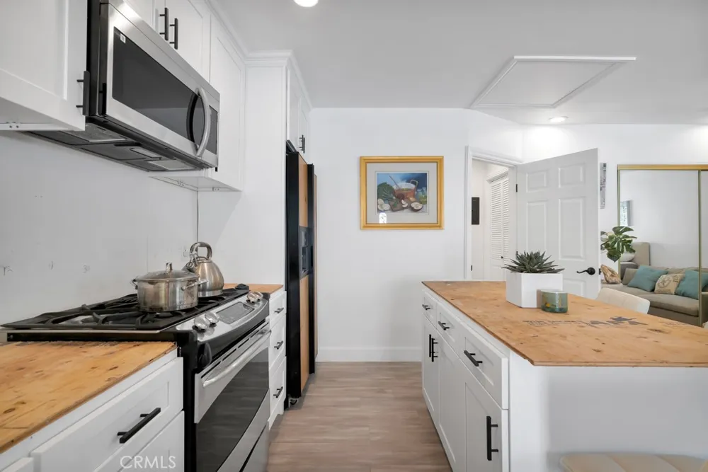 6954 Woodlake Avenue West Hills, CA 91307