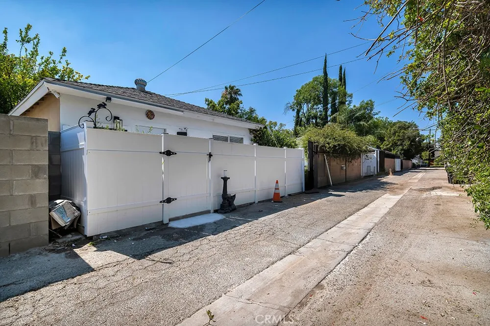 6954 Woodlake Avenue West Hills, CA 91307