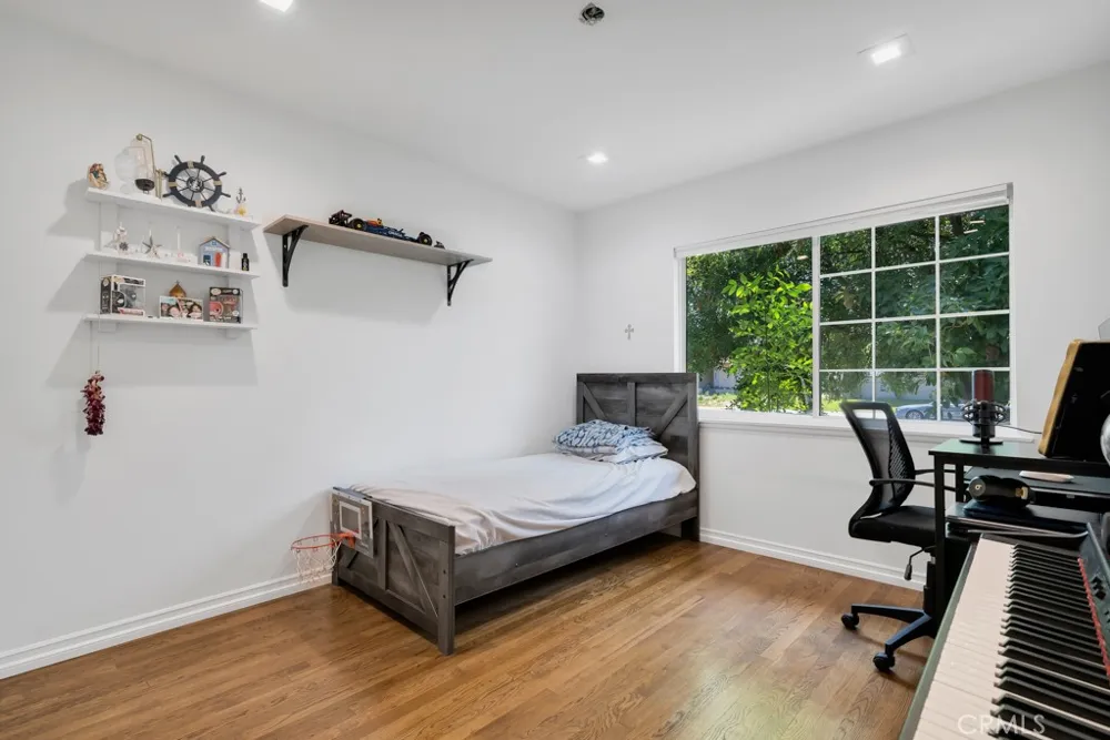 6954 Woodlake Avenue West Hills, CA 91307