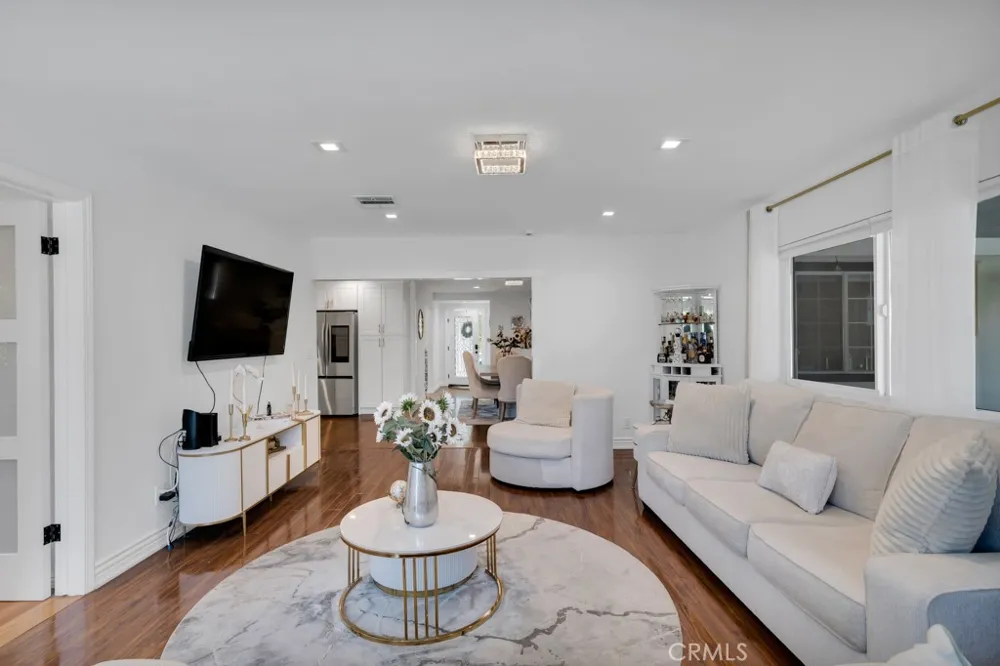 6954 Woodlake Avenue West Hills, CA 91307
