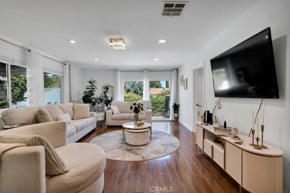 6954 Woodlake Avenue West Hills, CA 91307