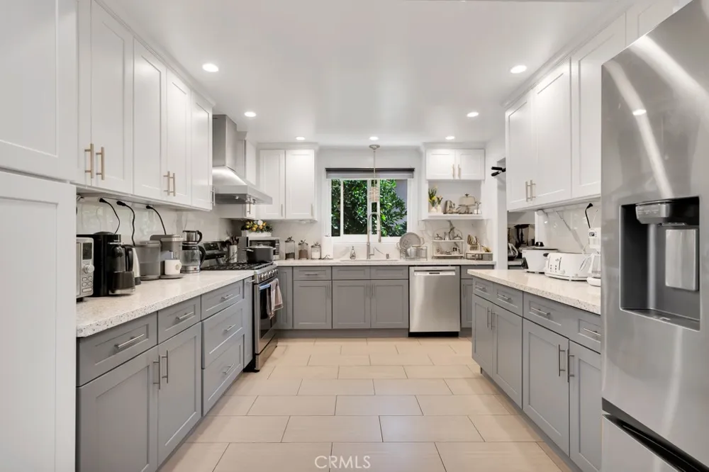 6954 Woodlake Avenue West Hills, CA 91307
