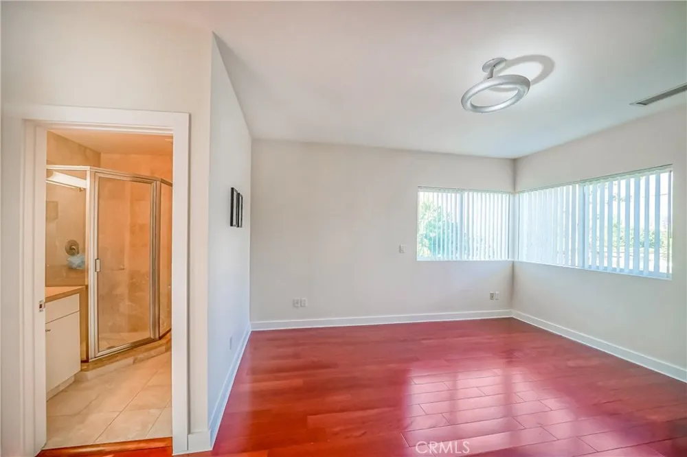 5512 Leghorn Sherman Oaks, CA 91401