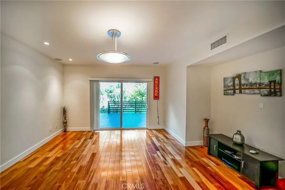 5512 Leghorn Sherman Oaks, CA 91401