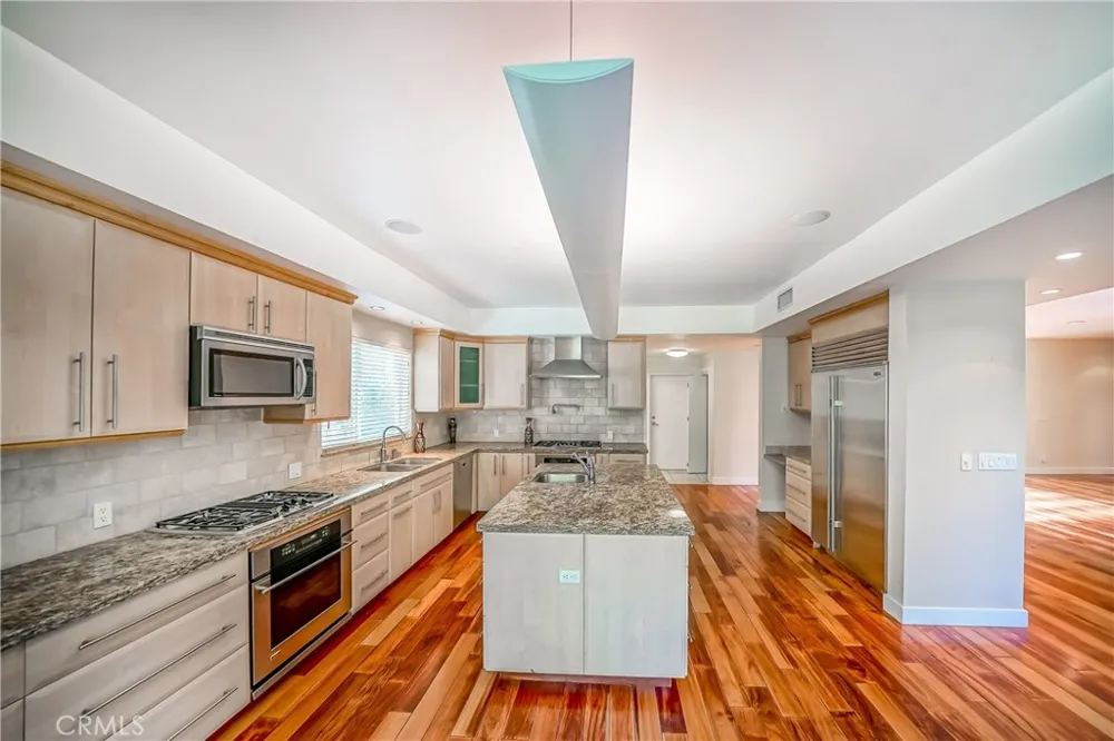5512 Leghorn Sherman Oaks, CA 91401
