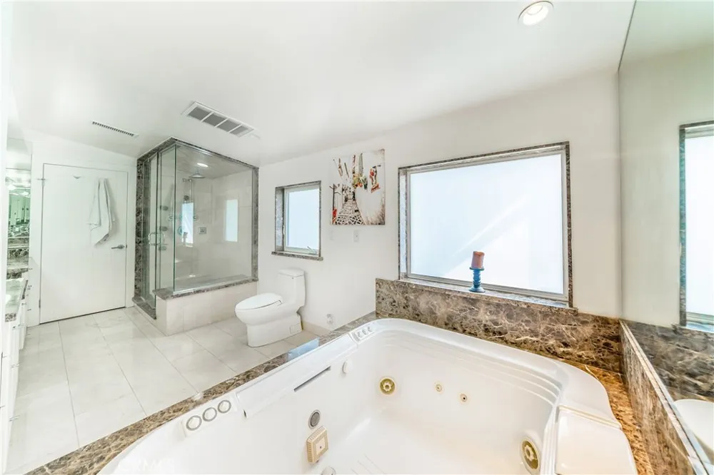 5512 Leghorn Sherman Oaks, CA 91401