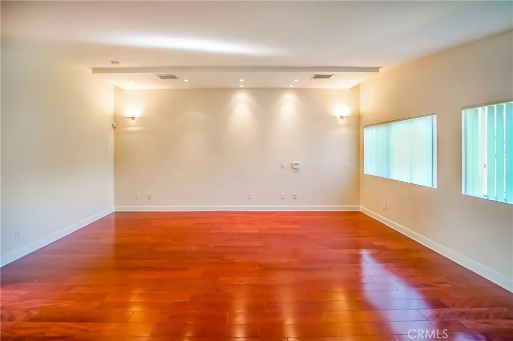 5512 Leghorn Sherman Oaks, CA 91401