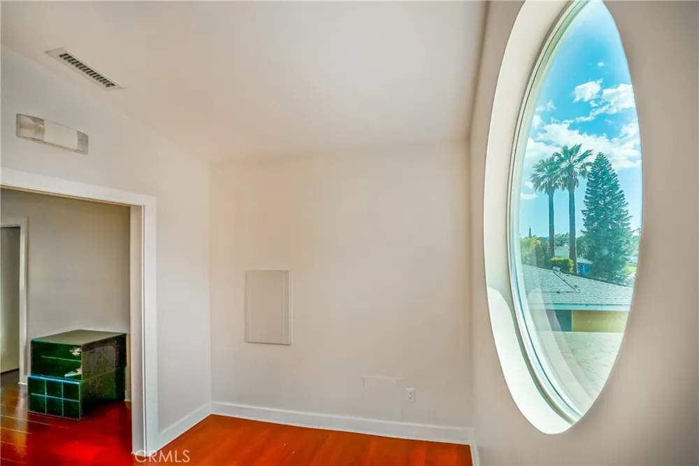 5512 Leghorn Sherman Oaks, CA 91401