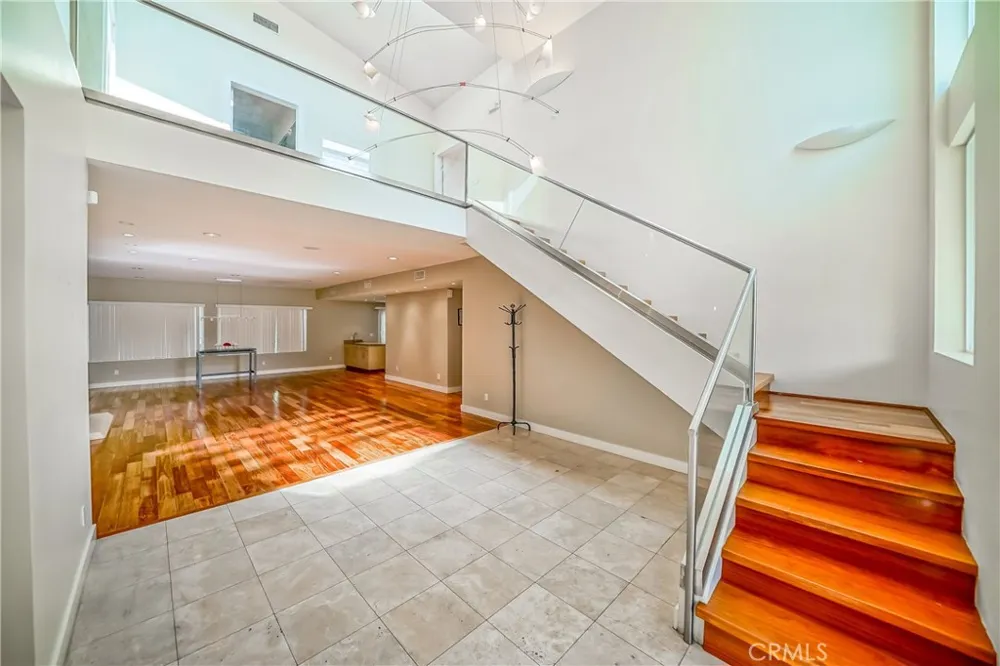 5512 Leghorn Sherman Oaks, CA 91401