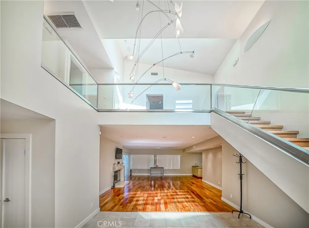 5512 Leghorn Sherman Oaks, CA 91401