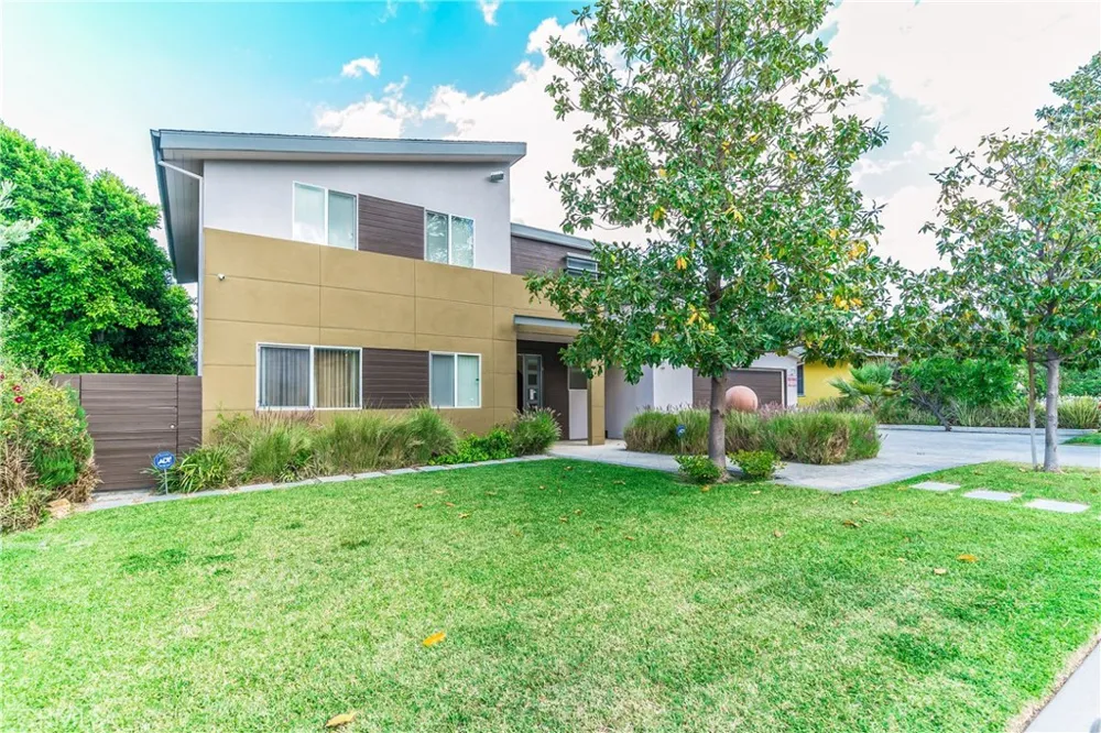 5512 Leghorn Sherman Oaks, CA 91401