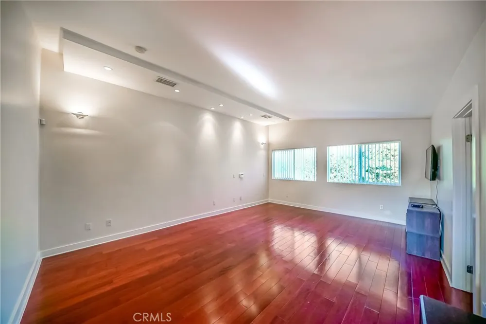 5512 Leghorn Sherman Oaks, CA 91401