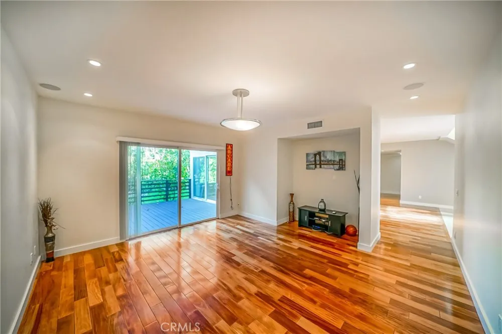 5512 Leghorn Sherman Oaks, CA 91401