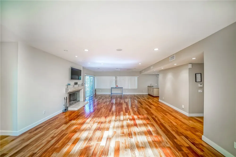 5512 Leghorn Sherman Oaks, CA 91401
