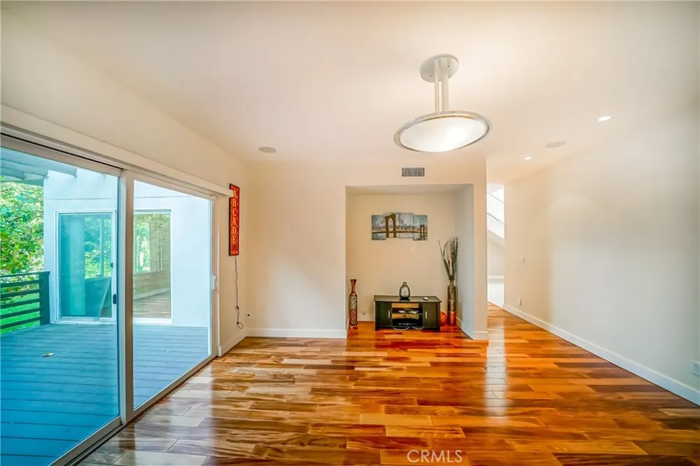 5512 Leghorn Sherman Oaks, CA 91401