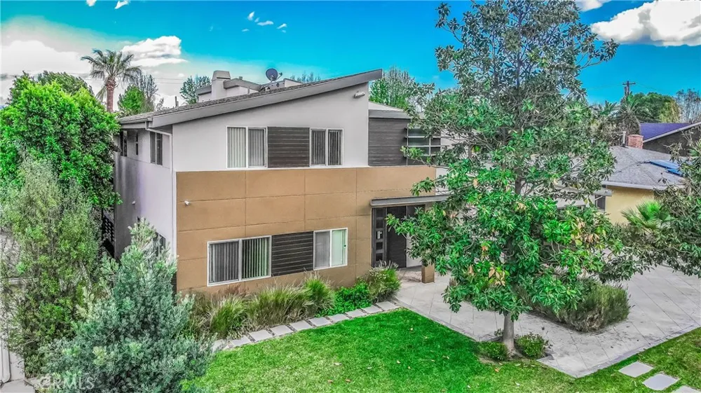 5512 Leghorn Sherman Oaks, CA 91401