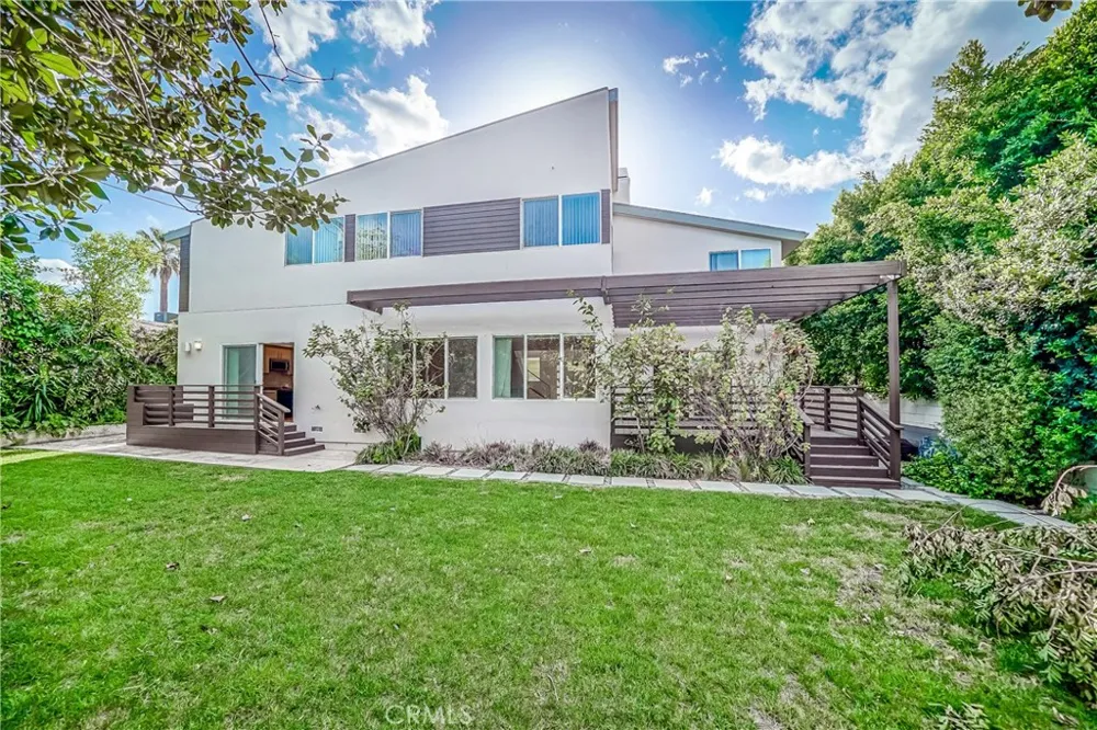 5512 Leghorn Sherman Oaks, CA 91401