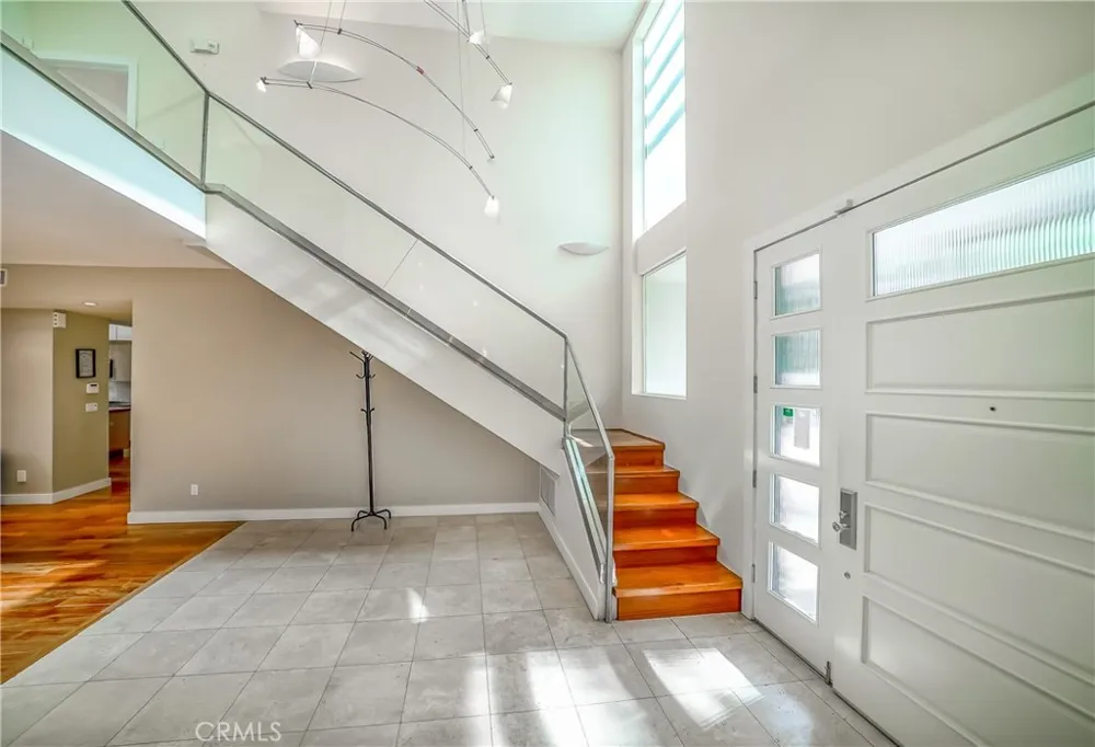 5512 Leghorn Sherman Oaks, CA 91401