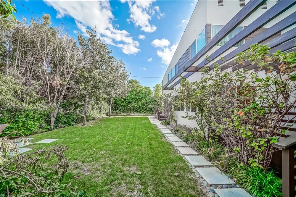 5512 Leghorn Sherman Oaks, CA 91401