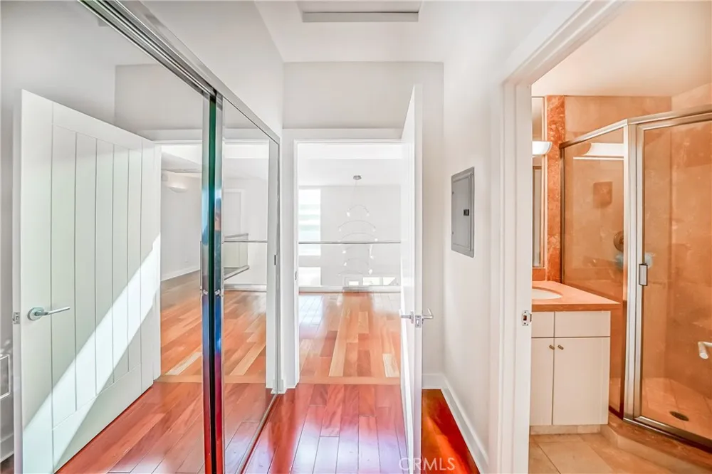 5512 Leghorn Sherman Oaks, CA 91401