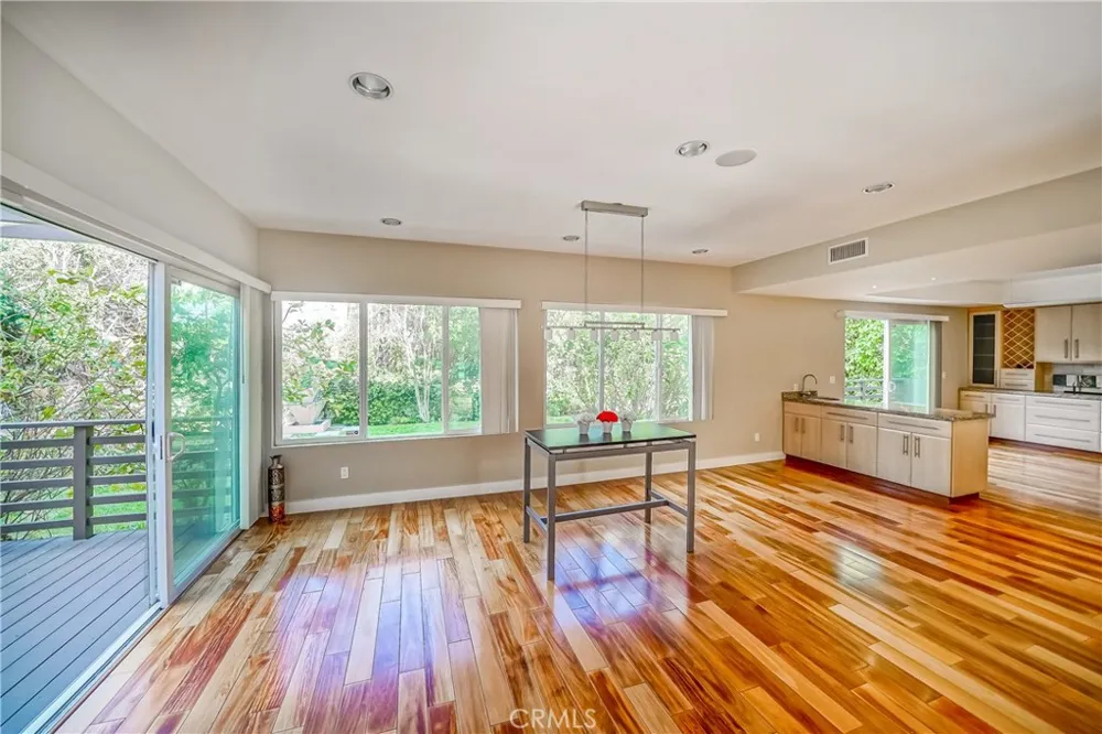 5512 Leghorn Sherman Oaks, CA 91401