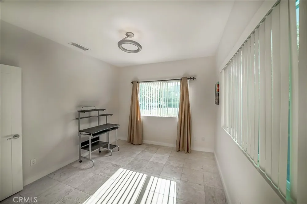 5512 Leghorn Sherman Oaks, CA 91401