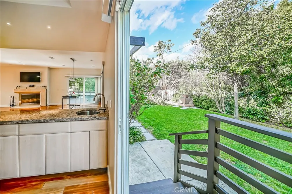 5512 Leghorn Sherman Oaks, CA 91401