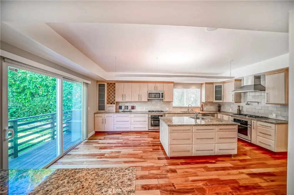 5512 Leghorn Sherman Oaks, CA 91401
