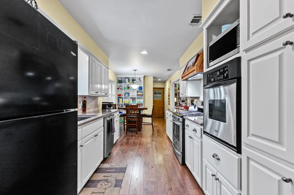 2712 Rix Street Commerce, TX 75428