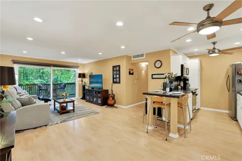552 Bellflower #303