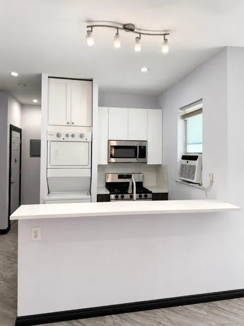 7305 Metropolitan Avenue