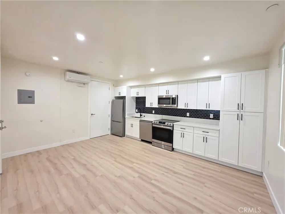 14618 Sylvan Street Van Nuys, CA 91411