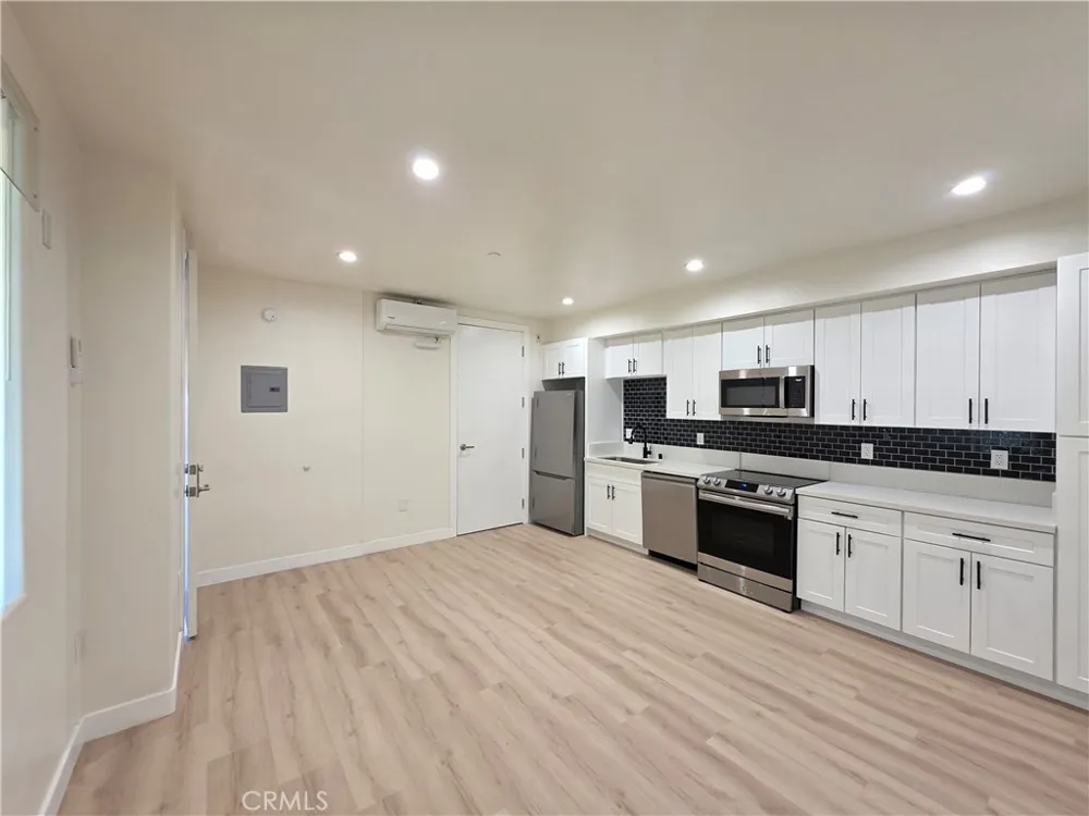 14618 Sylvan Street Van Nuys, CA 91411