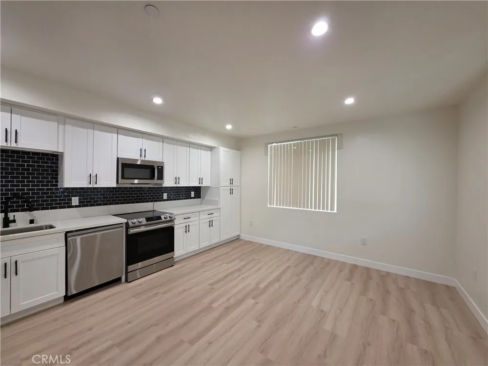 14618 Sylvan Street Van Nuys, CA 91411