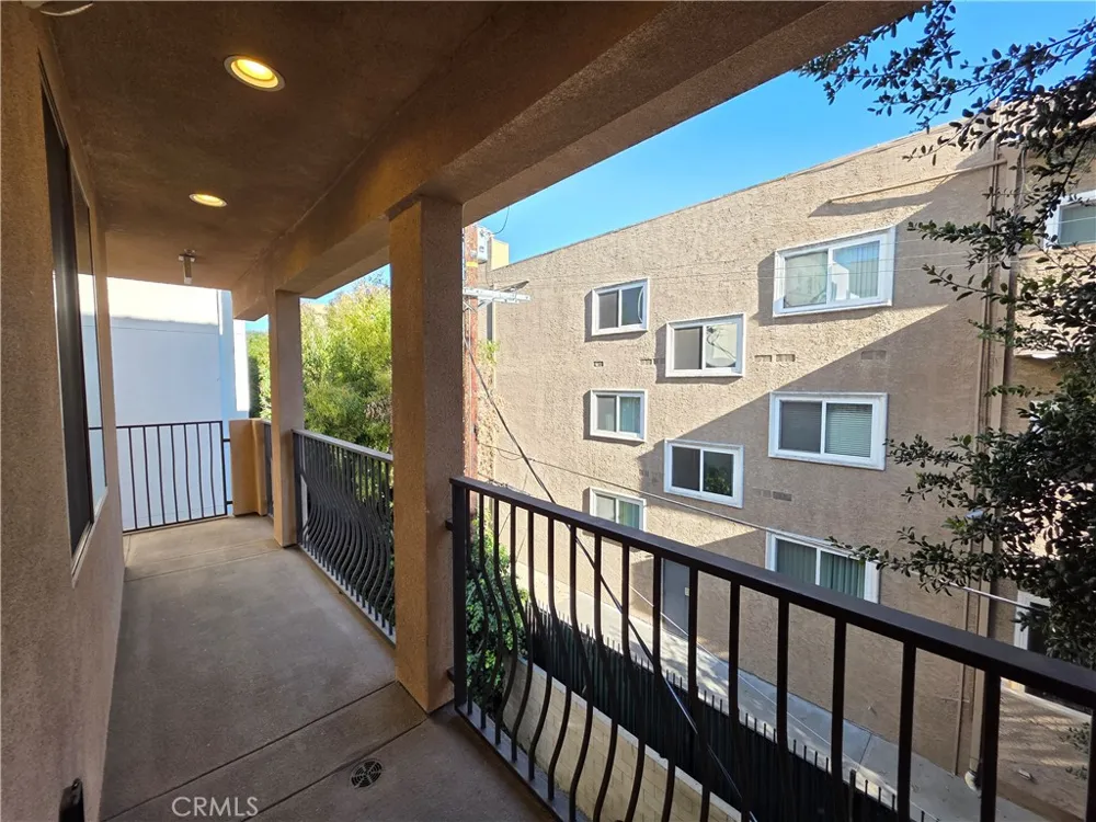 14618 Sylvan Street Van Nuys, CA 91411