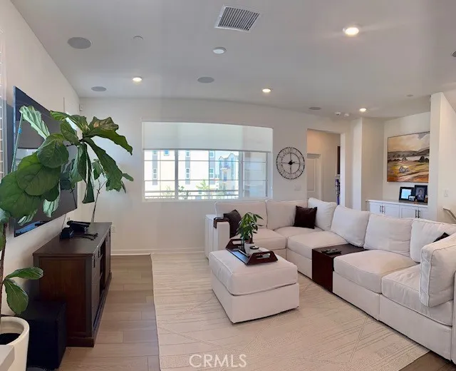 5956 Altyn Drive Eastvale, CA 92880