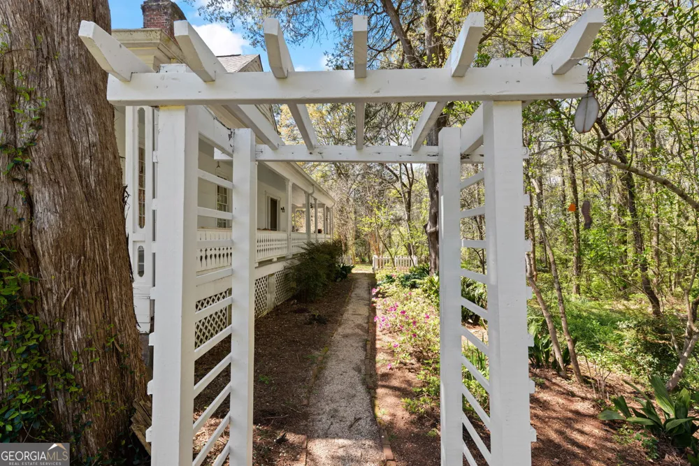 6 Thompson LN Thomaston, GA 30286