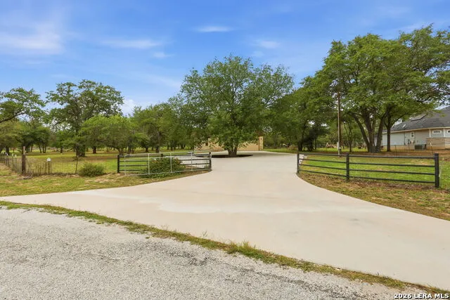 306 County Road 6876 Natalia, TX 78059