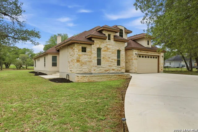 306 County Road 6876 Natalia, TX 78059