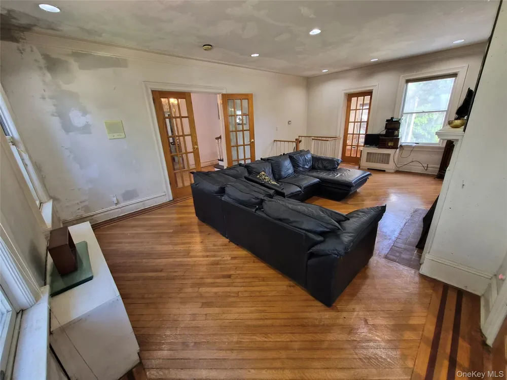 19404 110th Road Saint Albans, NY 11412
