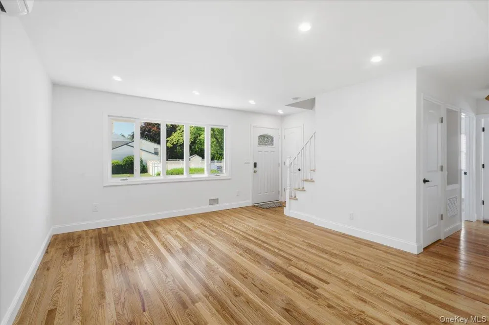 25 Lois Lane Farmingdale, NY 11735