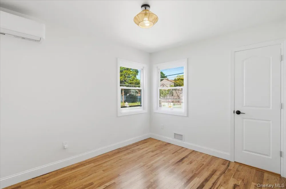 25 Lois Lane Farmingdale, NY 11735