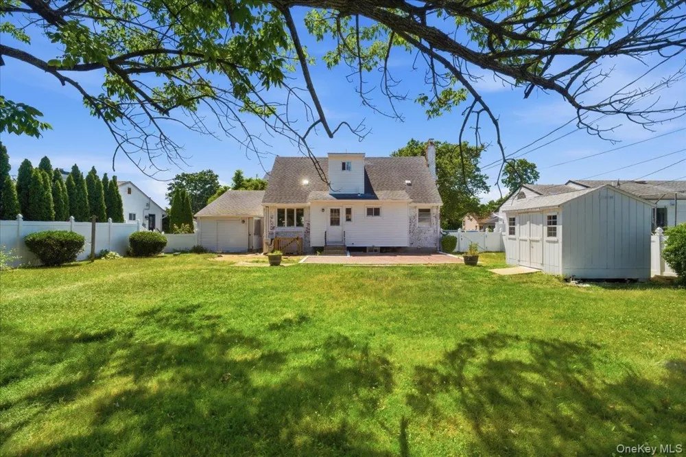 25 Lois Lane Farmingdale, NY 11735