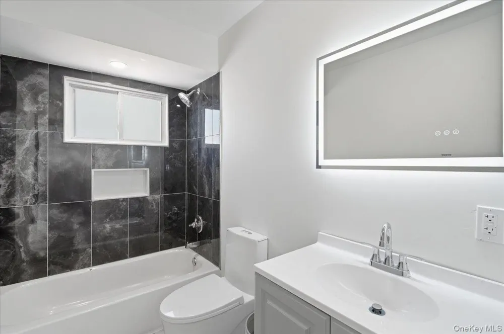 25 Lois Lane Farmingdale, NY 11735